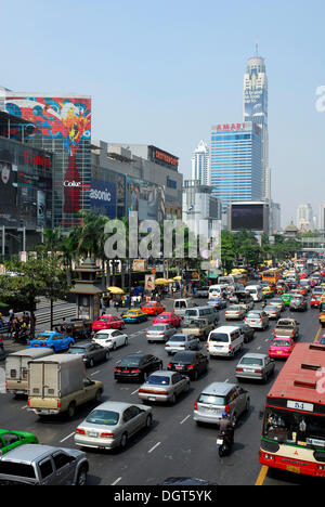 Stadtverkehr, Autos in der Ratchadamri Road, CentralWorld, Central World Plaza Einkaufszentrum und Baiyoke Tower, Pathumwan Stockfoto