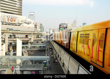 Sky Train Viadukt, Skytrain-Brücke bei der Siam Discovery Center, Pathumwan, Pathum Wan Distrikt, Bangkok, Krung Thep, Thailand Stockfoto