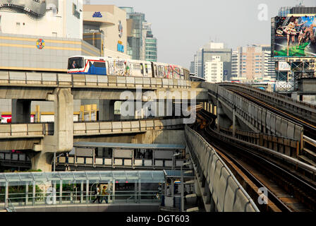 Sky Train Viadukt, Skytrain-Brücke bei der Siam Discovery Center, Pathumwan, Pathum Wan Distrikt, Bangkok, Krung Thep, Thailand Stockfoto