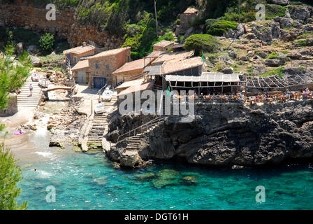 Häuser mit bar Café Terrasse in der Bucht Cala de Deia, Mallorca, Mallorca, Balearen, Mittelmeer, Spanien, Europa Stockfoto