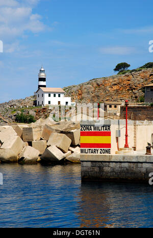 Leuchtturm und Fähnrich an der Hafeneinfahrt, Puerto Soller, Port de Soller, Mallorca, Mallorca, Balearen Stockfoto