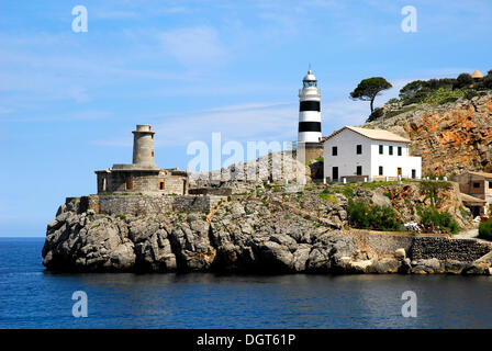 Leuchtturm an der Hafeneinfahrt, Puerto Soller, Port de Soller, Mallorca, Mallorca, Balearen, Mittelmeer, Spanien Stockfoto