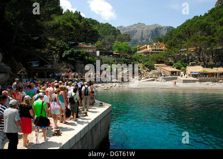 Touristen, Boot tour zum Cala de Sa Calobra Bucht, Mallorca, Mallorca, Balearen, Mittelmeer, Spanien, Europa Stockfoto