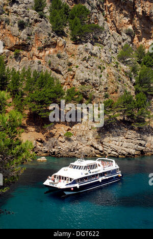 Tourismus, Bootstour auf die Cala de Sa Calobra Bay, Mallorca, Mallorca, Balearen, Mittelmeer, Spanien, Europa Stockfoto