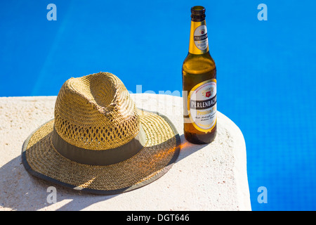 Entspannen am Pool in Spanien mit einem Bier an einem sonnigen Tag. Stockfoto