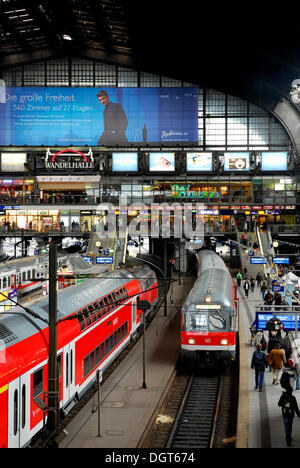 Bahn, Verkehr auf der Plattform, Hauptbahnhof, Hansestadt Hamburg Stockfoto