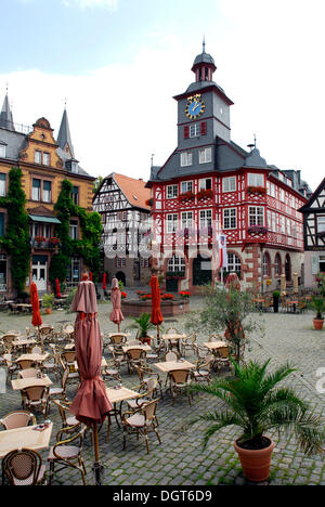 Bar-Cafe-Terrasse und das Rathaus auf dem Marktplatz, Grosser Markt Heppenheim eine der Bergstraße, Hessen Stockfoto