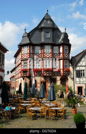 Bar Café Häuser Terrasse, Fachwerk in den Rücken, auf dem Marktplatz, Grosser Markt, Heppenheim eine der Bergstraße, Hessen Stockfoto