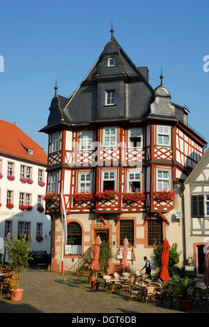 Bar Café Häuser Terrasse, Fachwerk in den Rücken, auf dem Marktplatz, Grosser Markt, Heppenheim eine der Bergstraße, Hessen Stockfoto