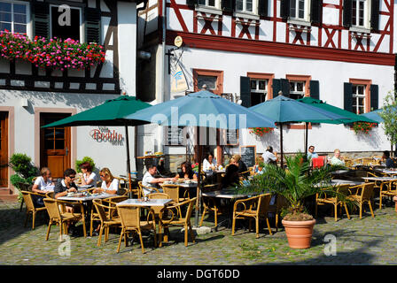 Bar Café Häuser Terrasse, Fachwerk in den Rücken, auf dem Marktplatz, Grosser Markt, Heppenheim eine der Bergstraße, Hessen Stockfoto