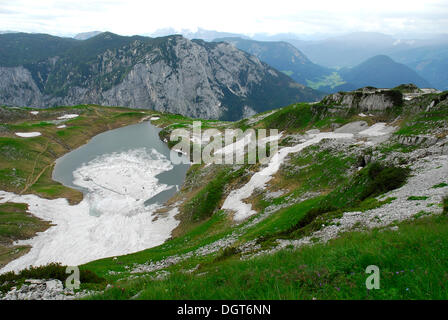 See bedeckt mit Schnee in das Naturschutzgebiet, Landschaft am Berg Berg Loser, Altaussee, Bad Aussee, Ausseerland Stockfoto