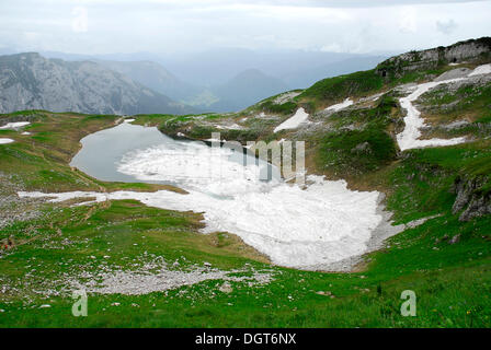 See bedeckt mit Schnee in das Naturschutzgebiet, Landschaft am Berg Berg Loser, Altaussee, Bad Aussee, Ausseerland Stockfoto