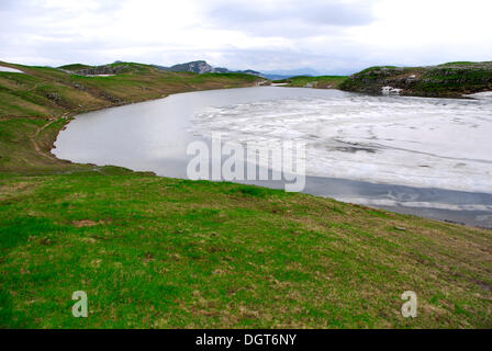 See bedeckt mit Schnee in das Naturschutzgebiet, Landschaft am Berg Berg Loser, Altaussee, Bad Aussee, Ausseerland Stockfoto