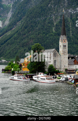 Boote am Steg, Hallstatt am Hallstaetter See, Hallstättersee, UNESCO-Weltkulturerbe, Salzkammergut, Alpen Stockfoto