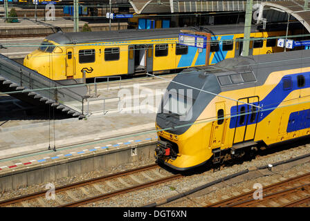 Zug, gelbe Züge den Hauptbahnhof Centraal Station, Rotterdam, Zuid-Holland, Süd-Holland, Niederlande, Europa Stockfoto