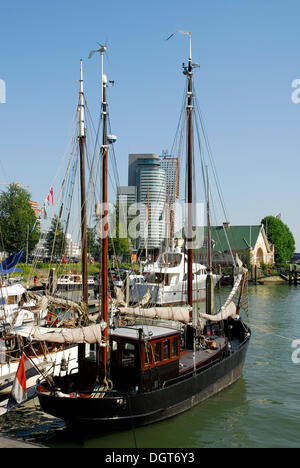 Boote in der Veerhaven Schiffe ein Hafen für traditionelle, seetüchtig Segeln im Quartier Scheepvaartkwartier, Rotterdam Stockfoto