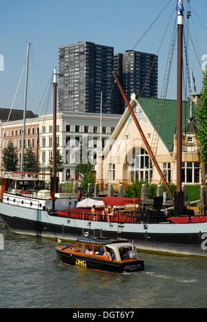 Boote in der Veerhaven Schiffe ein Hafen für traditionelle, seetüchtig Segeln im Quartier Scheepvaartkwartier, Rotterdam Stockfoto