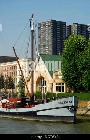 Boot in der Veerhaven, ein Hafen für traditionelle, seetüchtige Segelschiffe im Quartier Scheepvaartkwartier, Rotterdam Stockfoto