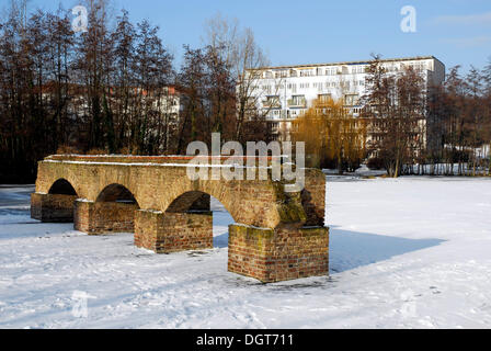 Alten Viadukt mit drei Bögen in Schnee und Eis, Mediapark, Köln, Rheinland, Nordrhein-Westfalen Stockfoto