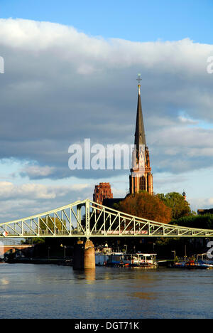 Eiserner Steg Fußgänger Stahl Brücke zwischen Altstadt und Sachsenhausen, in den Rücken die Dreikoenigskirche Kirche Stockfoto