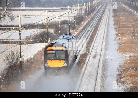 Winter Schnee, 170520 County 2 County trainiert Turbostar Zug, High Speed Diesel Train, East Coast Main Line Railway Cambridgeshire Stockfoto