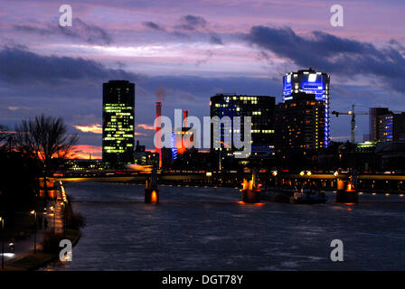 Westhafen Hafen im Stadtteil Gutleutviertel, Skyline von Büroviertel am Abend, Frankfurt Am Main, Hessen Stockfoto