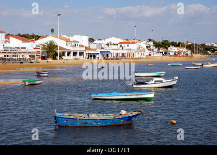 Boote am Fluss Rio Piedras, Restaurants am Strand in El Rompido, Region Huelva, Andalusien, Costa De La Luz, Cartaya Stockfoto