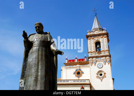 Statue von Bischof Manuel Gonzalez Garcia vor der Kirche Iglesia de San Pedro, Huelva, Costa De La Luz, Huelva, Andalusien Stockfoto