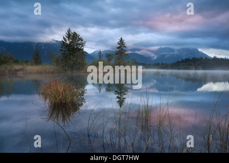 regnerischen Sonnenaufgang über Barmsee See in Alpen, Bayern, Deutschland Stockfoto