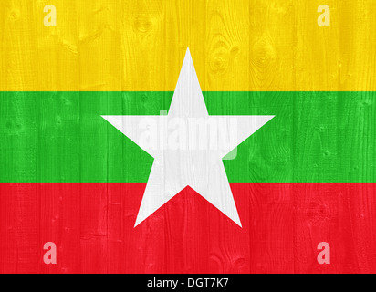 wunderschöne Myanmar Flagge gemalt auf einem Holzbrett Textur Stockfoto