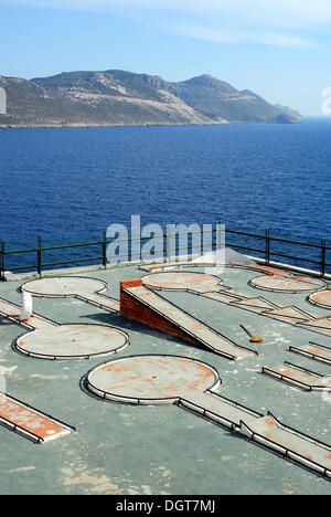 Blick in Richtung der griechischen Insel Kastelorizo oder Meis, Minigolf, konkrete Golfplatz auf der Halbinsel Cukurbag, Kas Stockfoto