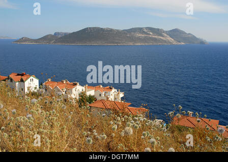 Blick in Richtung der griechischen Insel Kastelorizo oder Meis, Häuser an der Cukurbag Halbinsel, Kas, Lykische Küste, Provinz Antalya Stockfoto