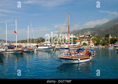 Boote im Hafen von Kas, Lykische Küste, Provinz Antalya, Mittelmeer, Türkei, Eurasien Stockfoto