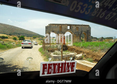 Taxi vor dem Stadttor zum Patara-Strand, antike Ruinen, Patara, Lykische Küste, Provinz Antalya, Mittelmeer, Türkei Stockfoto