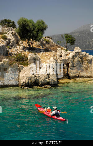Kanus in der versunkenen Stadt Kekova Insel, Lykische Küste, Provinz Antalya, Mittelmeer, Türkei, Eurasien Stockfoto