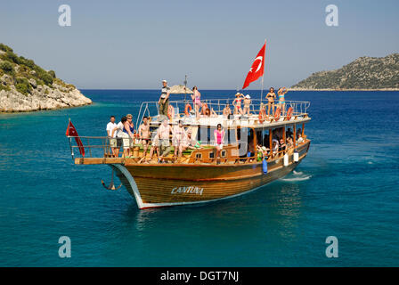 Ausflugsschiff der Insel in der Bucht von Kekova, Lykische Küste, Provinz Antalya, Mittelmeer, Türkei, Eurasien Stockfoto