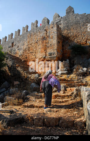 Mittelalterliche Burg im Dorf Kale, Kalekoey oder Simena, Kekova Bucht, Lykische Küste, Provinz Antalya, Mittelmeer, Türkei Stockfoto