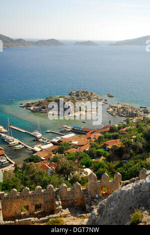 Mittelalterliche Burg im Dorf Kale, Kalekoey oder Simena, mit Blick auf Kekova Bucht, Lykische Küste, Provinz Antalya Stockfoto