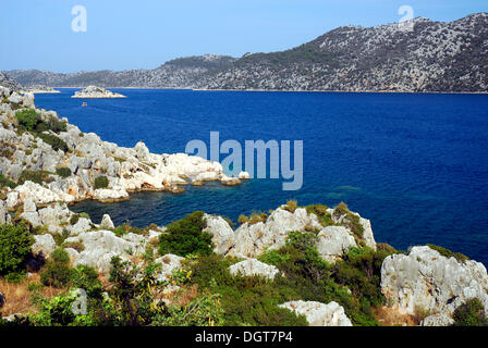 Felsige Küste in Kekova Bucht, Lykische Küste, Provinz Antalya, Mittelmeer, Türkei, Eurasien Stockfoto