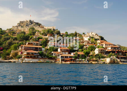 Eine mittelalterliche Burg über dem Dorf Kale, Kalekoey oder Simena, Kekova Bucht, Lykische Küste, Provinz Antalya, mediterran Stockfoto