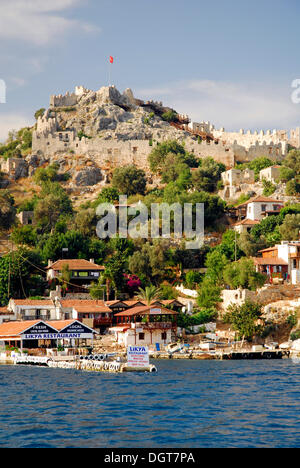 Eine mittelalterliche Burg über dem Dorf Kale, Kalekoey oder Simena, Kekova Bucht, Lykische Küste, Provinz Antalya, mediterran Stockfoto