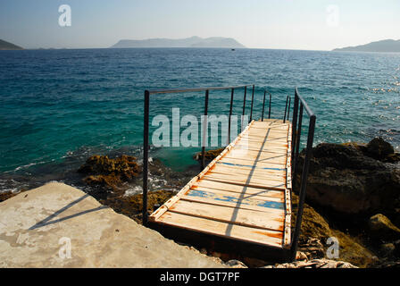 Blick in Richtung der griechischen Insel Kastelorizo oder Meis, Anlegesteg in Kas, Lykische Küste, Provinz Antalya, Mittelmeer, Türkei Stockfoto