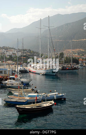 Boote im Hafen von Kas, Lykische Küste, Provinz Antalya, Mittelmeer, Türkei, Eurasien Stockfoto