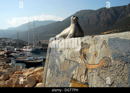 Dichtung, Skulptur, Wandmalerei im Hafen von Kas, Lykische Küste, Provinz Antalya, Mittelmeer, Türkei, Eurasien Stockfoto