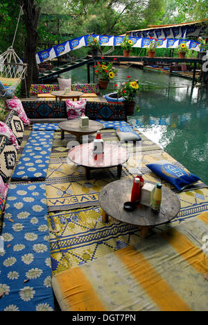 Restaurant-Terrasse am Fluss Esen Cay, Saklikent Canyon-Naturpark, Ak Daglar, Akdagi Berge Stockfoto