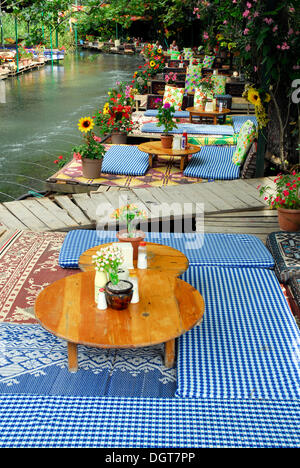 Restaurant-Terrasse am Fluss Esen Cay, Saklikent Canyon-Naturpark, Ak Daglar, Akdagi Berge Stockfoto