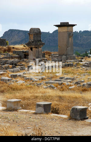 Lykische Sarkophag unter den Ruinen von Xanthos, UNESCO-Weltkulturerbe, Letoon in der Nähe von Fethiye, Lykische Küste Stockfoto