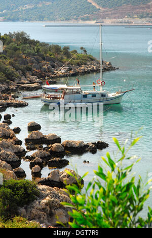 Segelboot, Bucht an Cukurbag Halbinsel, Kas, Lykische Küste, Provinz Antalya, Mittelmeer, Türkei, Eurasien Stockfoto