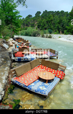 Restaurantterrasse am Fluss Esen Cay, Saklikent Canyon-Naturpark, ein Wildwasser-Schlucht, Rock Canyon in der Ak-daglar Stockfoto