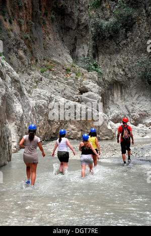 Tagesausflug für Touristen, Saklikent Canyon-Naturpark, Esen Cay Wildwasser-Schlucht, Rock Canyon in der Ak Daglar, Akdagi Berge Stockfoto